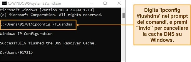 Screenshot del prompt dei comandi che esegue il comando per cancellare la cache DNS