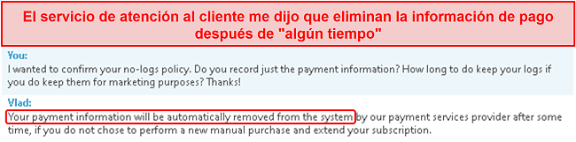 Captura de pantalla del chat de atención al cliente en la que se aclara que almacenan información de pago y la eliminan después de 