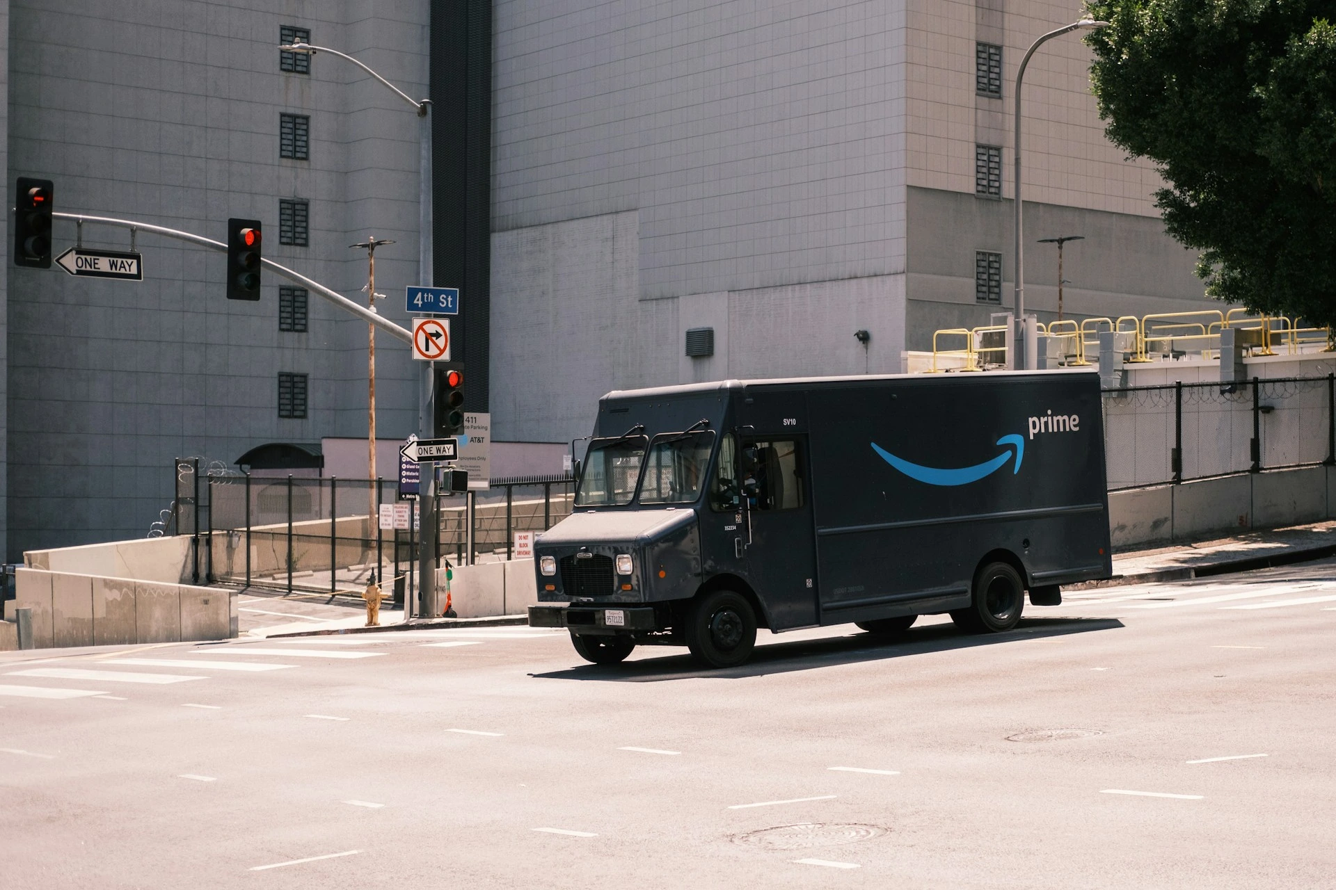 Amazon Developing Smart Glasses for Delivery Drivers