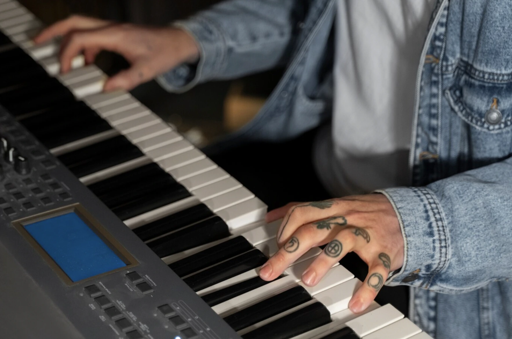 Hand Exoskeleton Boosts Pianists’ Skill